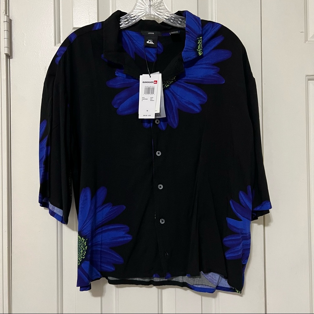 LAST CHANCE 💙 NWT Quicksilver Medium Button Up Top 💙